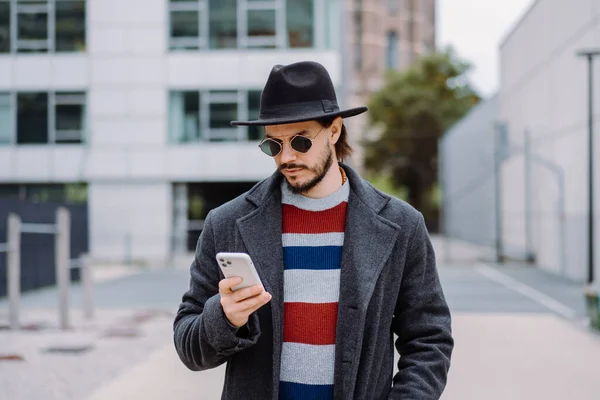 Homme Chapeau Lunettes Soleil Utilisant Smartphone Tout Marchant Extérieur Dans — Photo