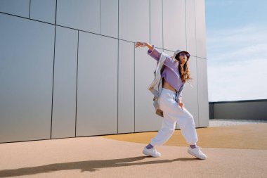Dans eden kız komik break dans, mutlu ritmik el sallama. Oyuncu çılgın kız dans duyguları. Breakdance, sokak dansı, hiphop, freestyle dansı. Yaşam tarzı. Yüksek kalite fotoğraf