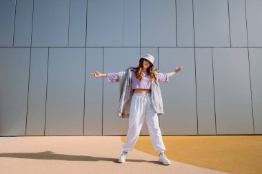Duvarın önündeki kadın dansçı. Breakdance, sokak dansı, hiphop, freestyle dansı. Yüksek kalite fotoğraf