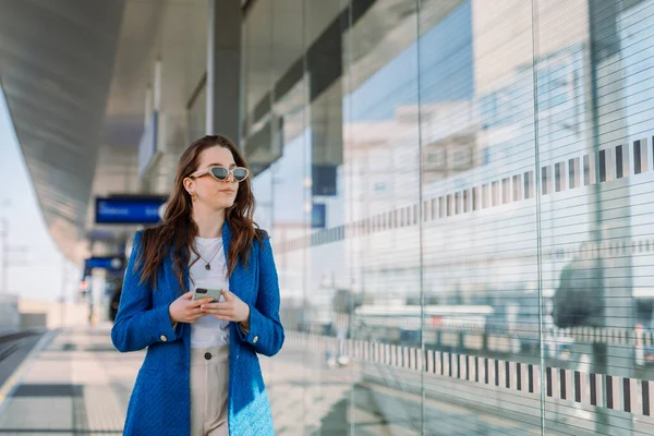 Ung Kvinne Venter Togstasjonen Holder Smarttelefonen Venter Toget Offentlig Transport – stockfoto