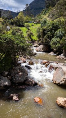 Nehir dağlara doğru