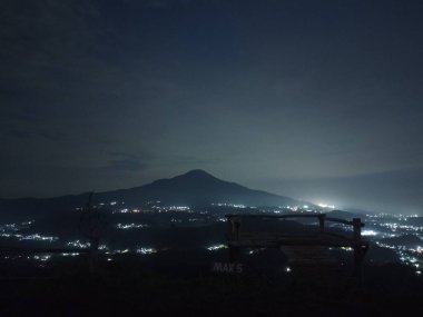 pemandangan malam gunung tampomas dengan kerlap cahaya kota