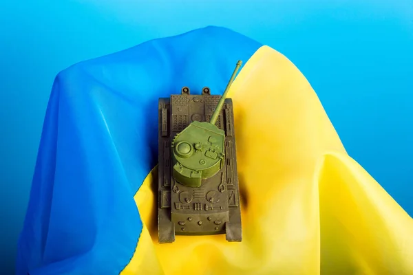 Militär Tank Ligger Den Ukrainska Blå Gula Flaggan Segerkoncept Begreppet — Stockfoto