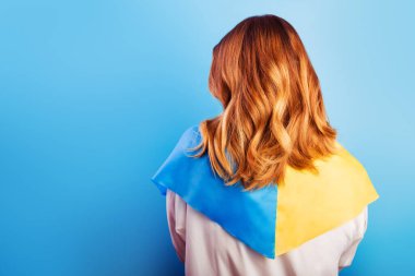 Askeri savaş uçağı, savaş uçağı ve Ukrayna bayrağının arka planında tank. Ukrayna halkının Rusya 'yla savaşa katılma kavramı. Savaş konsepti değil. Savaşı bitirmek, barışa gitmek