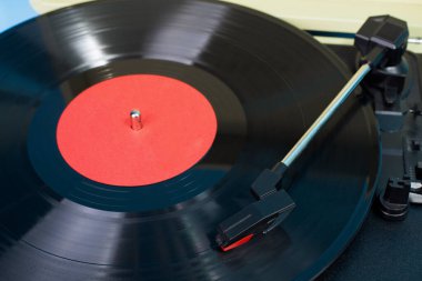 Vinil oynatıcı kapat
