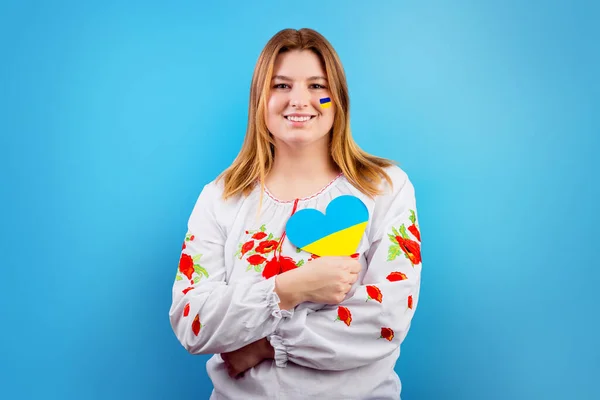 Young Ukrainian Girl Flag Ukraine Her Face Embroidered Shirt Holds — Stock Photo, Image