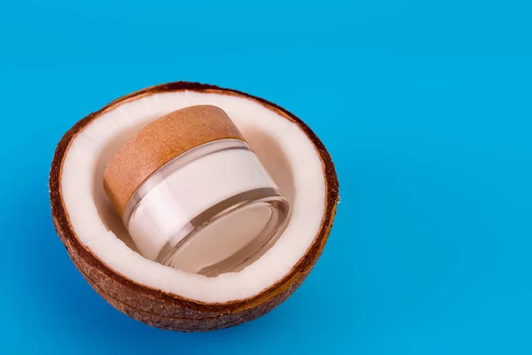 Krem Kokosowy Szklanym Słoiku Świeżym Kokosem Podzielony Pół Odizolowanym Niebieskim — Zdjęcie stockowe