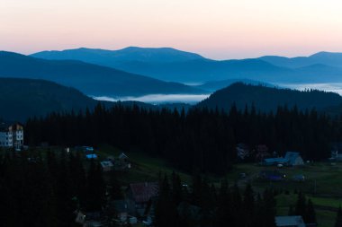 Güzel Karpat Dağları, yol, tepeler, orman, Ukrayna