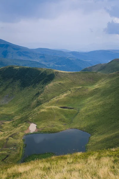 Güzel Karpat Dağları, yol, tepeler, orman, Ukrayna