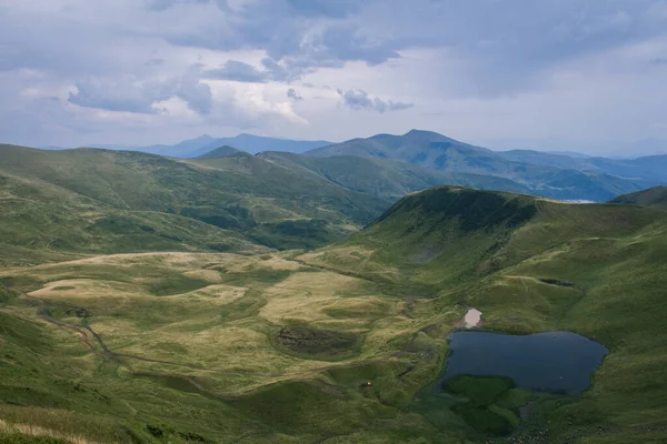 Güzel Karpat Dağları, yol, tepeler, orman, Ukrayna