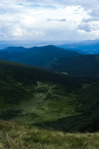 Güzel Karpat Dağları, yol, tepeler, orman, Ukrayna