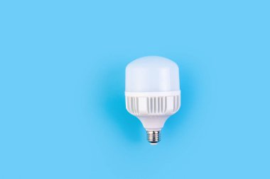 büyük LED ampuller mavi arkaplanda. Fotokopi alanı olan düz bir yer. Ekolojiyi kavra, dünyayı kurtar, fikri, enerjiyi, ekonomiyi, tasarrufu. Dünya günü.