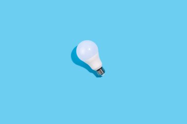 Mavi arkaplanda LED ampuller. Fotokopi alanı olan düz bir yer. Ekolojiyi kavra, dünyayı kurtar, fikri, enerjiyi, ekonomiyi, tasarrufu. Dünya günü