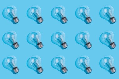 İzole edilmiş mavi arka plandaki parlak lambaların desenlerini kapat. Enerji verimliliği kavramı. Düz yatıyordu. Ekolojiyi kavra, dünyayı kurtar, fikri, enerjiyi, ekonomiyi, tasarrufu. Dünya günü.