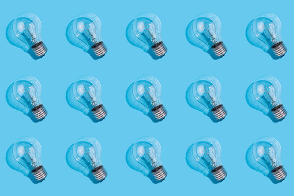 закрыть картину ламп накаливания на изолированном голубом фоне. Концепция энергоэффективности. Плоский лежал. Концепция экологии, спасти планету Земля, идея, сохранить энергию, экономику, спасение. День Земли.