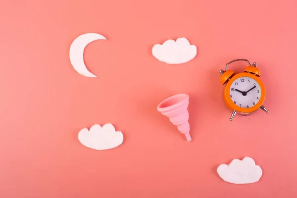 Silikonrosa Menstruationstasse Mit Mond Und Wolken Flach Auf Rosa Hintergrund — Stockfoto