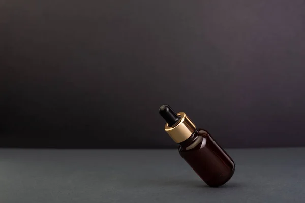 Bottiglia Marrone Con Contagocce Con Siero Bellezza Fondo Nero Imballaggio — Foto Stock