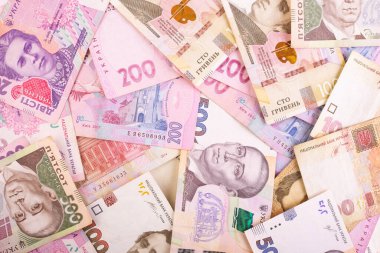 Ukrayna parası ve kırmızı borsa grafiği aşağı ok, Ukrayna Hryvnia sonbahar, ekonomik kriz konsepti aşağı