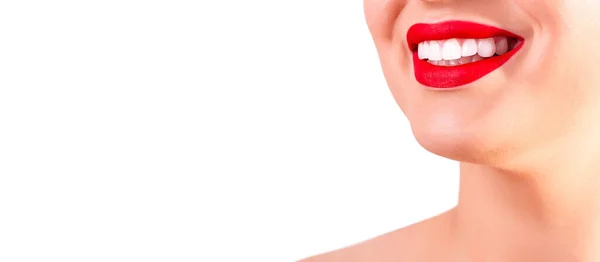 Закройте Портрет Красивой Широкой Улыбки Отбеливающими Зубами Идеальные Красные Губы — стоковое фото