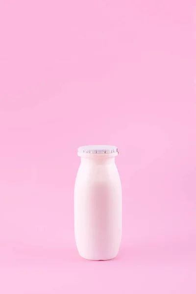Натуральний Рідкий Йогурт Пробіотиками Невеликих Пластикових Пляшках Рожевому Фоні Здорове — стокове фото
