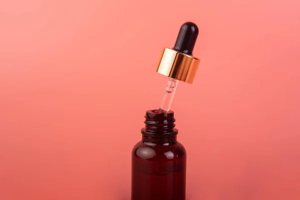 Glass Brown Bottle Pipette Essential Oil Pink Background Top View — Foto Stock