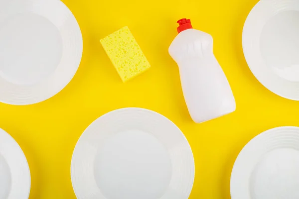 Καθαρισμός Κίτρινου Σφουγγαριού Και Απορρυπαντικού Για Πιάτα Κίτρινο Φόντο Λευκά — Φωτογραφία Αρχείου