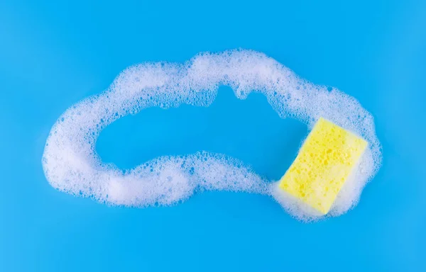 Καθαρισμός Κίτρινου Σφουγγαριού Και Σαπουνόφουσκας Copyspace Μέσα Μπλε Φόντο Καθαριότητα — Φωτογραφία Αρχείου