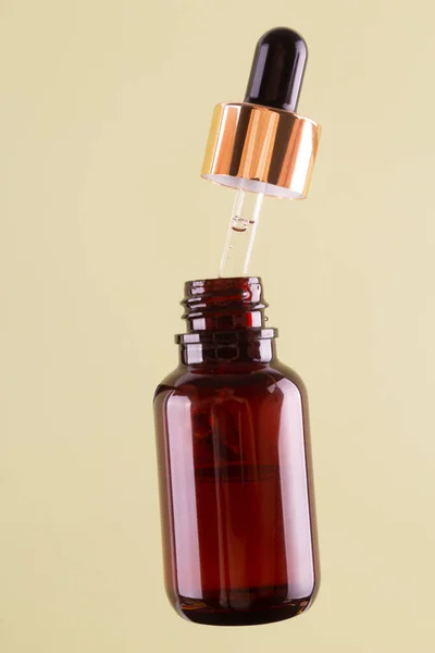 Flying Opened Brown Dropper Glass Bottle Pipette Green Background Serum — 스톡 사진
