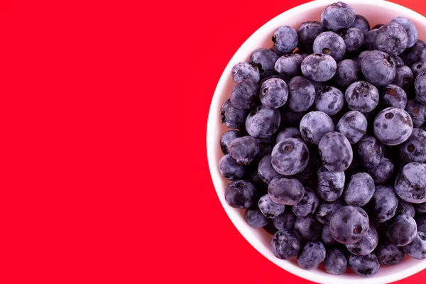 Fresh Blueberries White Plate Red Background Vegan Vegetarian Concept Summer — Foto Stock