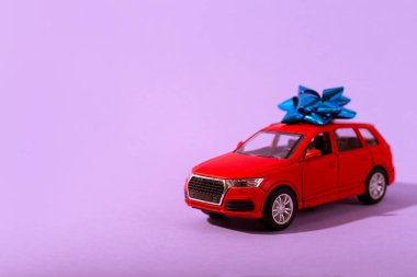 Kırmızı çocukların oyuncak araba modelleri ve sürpriz mor arka planda izole edilmiş. Kapat ve kopyala