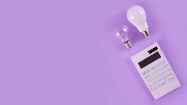 Mavi mikro suyu taklit et, mavi arka planda suda nemlendirici. Marka modellemesi için boş etiket tasarımı şablonu. Yaz havuzu taze konsept. Düz yatış, üst görünüm