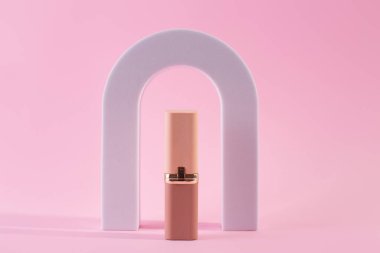 Ürün sunumu için geometrik formlarla soyut arkaplan çıplak ruj, pembe arka planda ruj. Kozmetik ürünleri göstermek için kemer. Dikkat et.