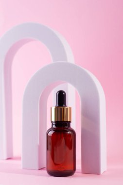 Kemerinde serum olan kozmetik şişesi. Cilt bakımı kozmetik. Hyaluronik asit yağı, kolajen ve peptidli serum..
