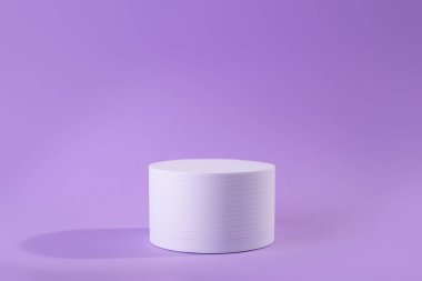 Yumuşak mor arka planda gölgesi olan tek bir beyaz podyum modeli, kopyalama alanı. Reklam için şablon sahnesi, sunum kozmetik ürün veya ürünler, tasarım