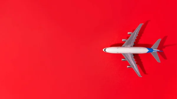 Draufsicht Auf Weißes Modellflugzeug Flugzeugspielzeug Auf Isoliertem Roten Hintergrund Flach — Stockfoto