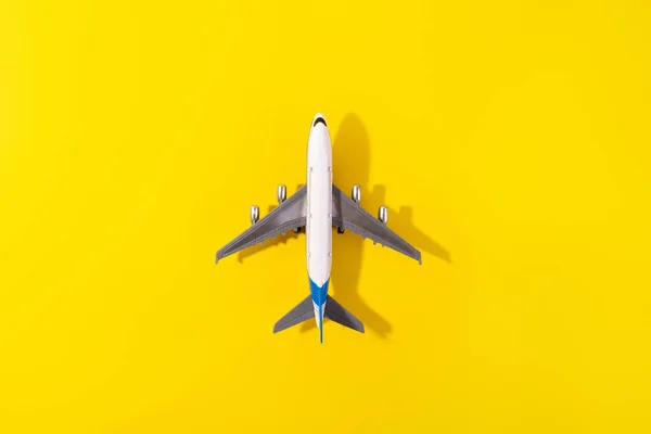 Bovenaanzicht Van Wit Modelvliegtuig Vliegtuigspeelgoed Geïsoleerde Gele Achtergrond Vlak Lag — Stockfoto