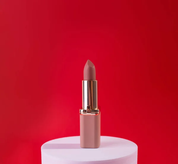 Lápiz Labial Beige Desnudo Podio Blanco Sobre Fondo Rojo Plantilla —  Fotos de Stock