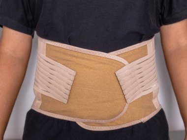 Yaralandıktan sonra kaslarınızın aşırı çalışmasını önlemek için doktorunuzun yönettiği korse desteğini kullanın..