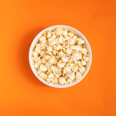 Patlamış mısırın havadan görüntüsü. Yemek ve eğlenmek için canlı spor veya TV dizisi izlemek ve boş zamanlarınızda aile tatilinizde çeşitli eğlence programları. Bu iyi bir aile aktivitesidir..