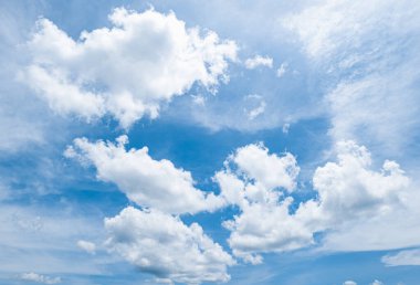 Rüzgar esiyor, bulutlu gökyüzü ve güneş ışığı. Bir ışık parlaması var. Hayalet güzel bir manzara ve arka plandır..