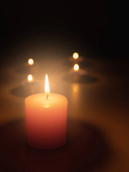 Karanlıkta bir mum yak, alev ısınsın ve ışık bokeh yaratsın. Işık ve gölge atmosfer yaratır. Romantik, gizemli, ilginç ve aynı zamanda size inanç veren şeyler..