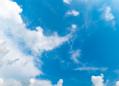 Rüzgar esiyor, bulutlu gökyüzü ve güneş ışığı. Bir ışık parlaması var. Hayalet güzel bir manzara ve arka plandır..