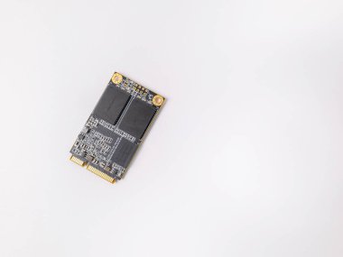 SSD, bilgisayar ve dizüstü bilgisayarlara bağlanmak için SSD olarak kullanılan mSATA yuvasını kullanmak için kullanılır. Eski HDD 'nin hızını arttırır, daha iyi çalışmasını sağlar..