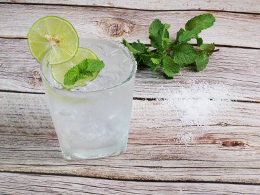 Limonlu limonlu soğuk limonlu içecek buzlu limonlu garnitür. Bardağın ağzına limon suyu ve tuz sür. Üstünde nane yaprakları olan garnitür. Bir içki olarak.