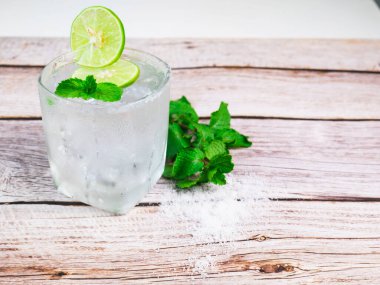 Limonlu limonlu soğuk limonlu içecek buzlu limonlu garnitür. Bardağın ağzına limon suyu ve tuz sür. Üstünde nane yaprakları olan garnitür. Bir içki olarak.