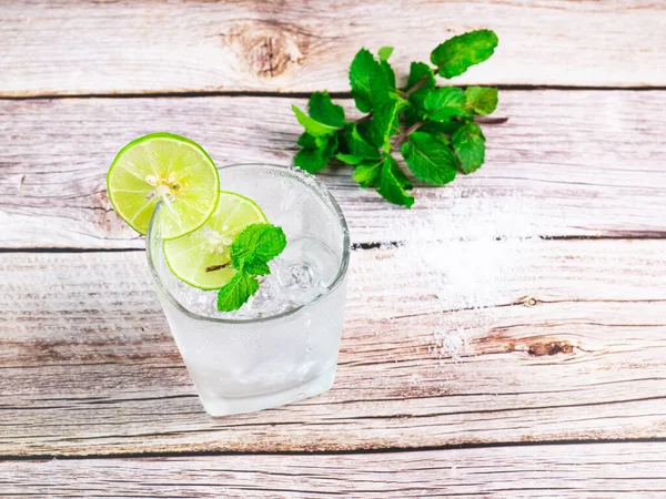 Limonlu limonlu soğuk limonlu içecek buzlu limonlu garnitür. Bardağın ağzına limon suyu ve tuz sür. Üstünde nane yaprakları olan garnitür. Bir içki olarak.