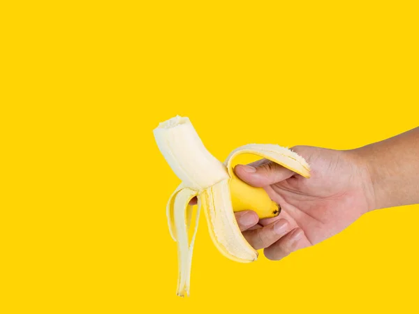 Ruka Drží Banán Zralá Zlatožlutá Zpola Snědená Bohatá Živiny Studiu — Stock fotografie