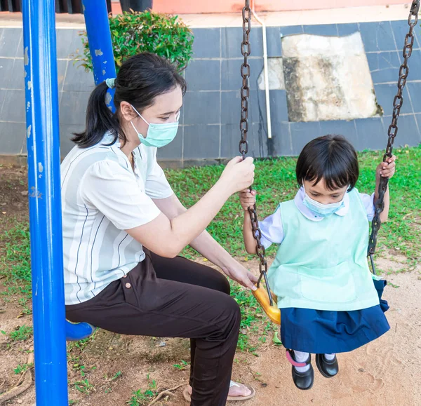Ebeveynler aile aktiviteleri için öğrencileri alırlar. Çocuk parkında gezintiler, salıncağa binmeler, hafifçe sallanmalar ve iki kişilik eğlenmeler. Akşam okuldan sonra.