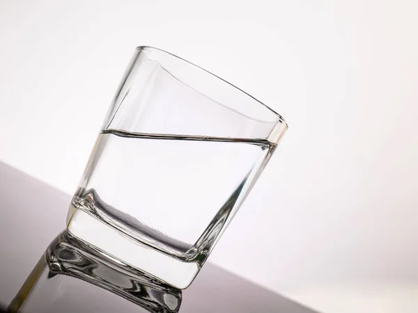 Camdan yapılmış şeffaf elementler için cam eğimli bir masaya konur. boş nesneler beyaz arkaplanda izole edildi