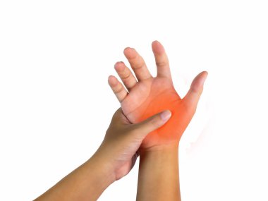 İki elinle hassas noktayı sık. Ağrı noktası kırmızı, bu da acı noktasını gösteriyor. Tetik parmağı yaralanması, beyaz arka plan izole edilmiş, kırpma yolu, stüdyo çekimi.